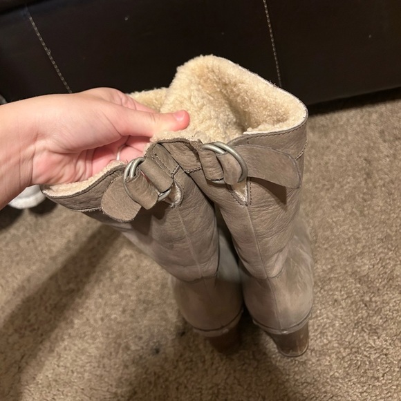 Ugg Carnegie Taupe Gray Nubuck Leather Shearling Studded Wedge Platform Boots 7 - Picture 7 of 12